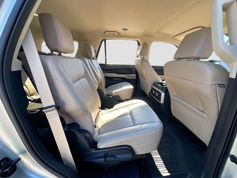 Used 2024 Ford Expedition XLT image 28