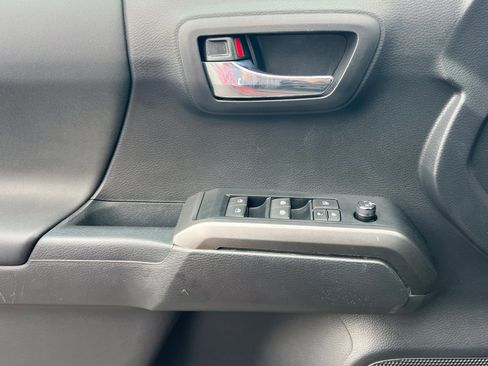 Used 2022 Toyota Tacoma TRD Off-Road image 11