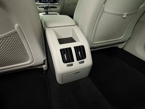 Used 2019 Volvo S90 T5 Momentum image 32