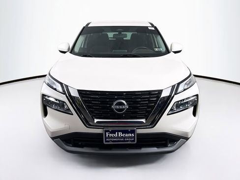 Used 2023 Nissan Rogue SV image 2