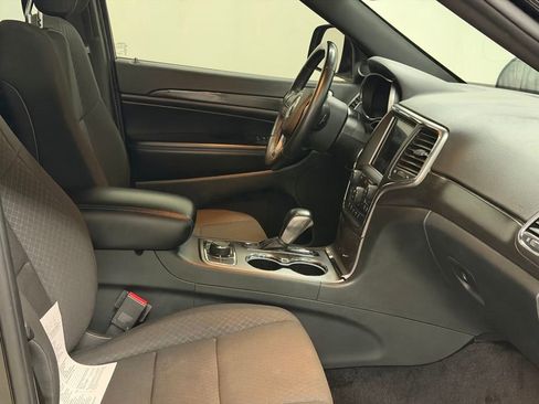 Used 2018 Jeep Grand Cherokee Laredo image 22