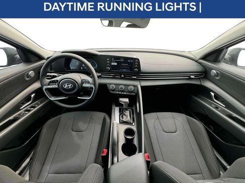 Used 2025 Hyundai Elantra SE image 15