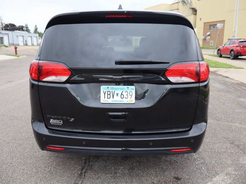Used 2019 Chrysler Pacifica Touring-L w/ S Appearance Package FWD image 10