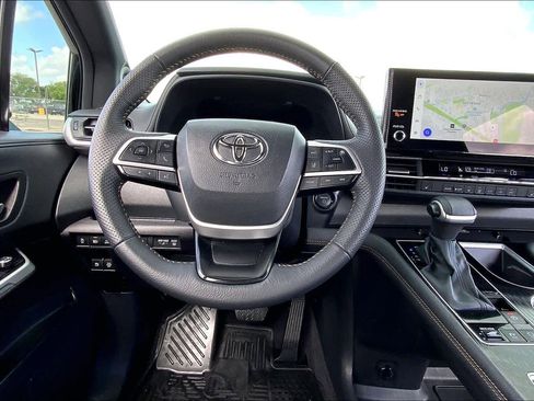 Used 2025 Toyota Sienna XLE Woodland Edition image 6