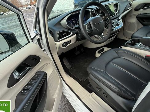 Certified 2024 Chrysler Pacifica Touring-L image 11