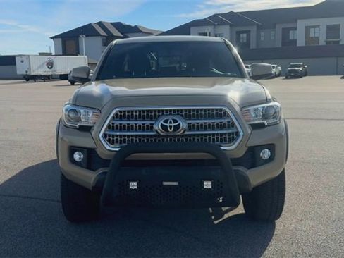 Used 2016 Toyota Tacoma TRD Off-Road image 3