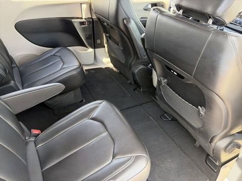 Used 2024 Chrysler Pacifica Touring-L image 13