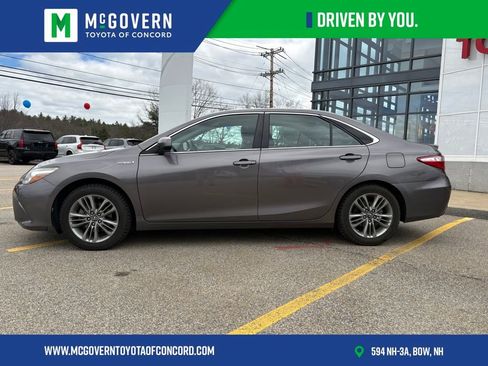 Used 2017 Toyota Camry SE w/ Moonroof Package image 2