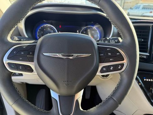 Certified 2024 Chrysler Pacifica Touring-L FWD image 15