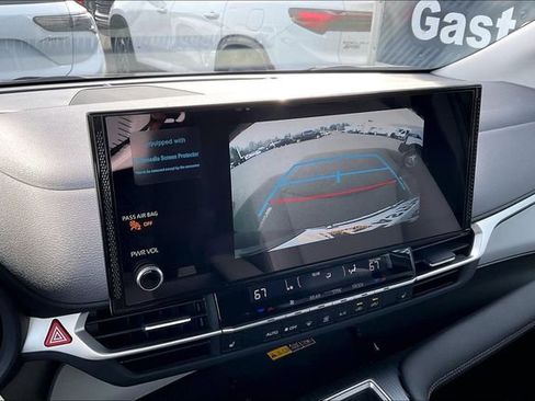 Used 2025 Toyota Sienna XLE image 11