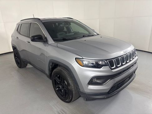 Used 2024 Jeep Compass Latitude AWD/4WD image 2