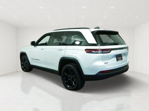 Certified 2023 Jeep Grand Cherokee Altitude AWD/4WD image 5
