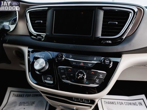 Used 2023 Chrysler Voyager LX image 20