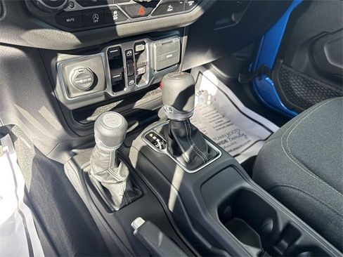 Used 2025 Jeep Gladiator Sport image 19