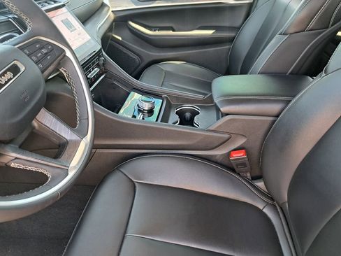 Used 2024 Jeep Grand Cherokee Limited image 18