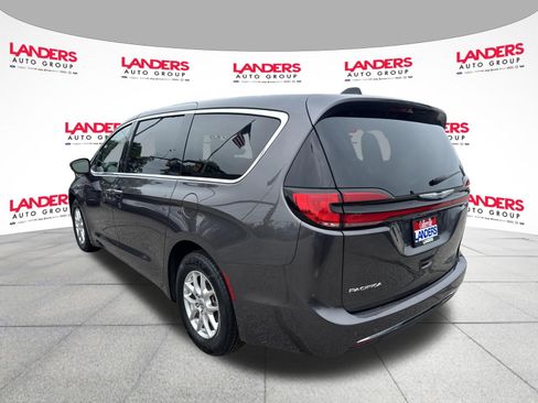 Used 2023 Chrysler Pacifica Touring-L FWD image 5