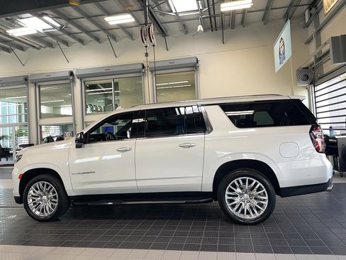 Used 2023 Chevrolet Suburban Premier w/ Advanced Technology Package AWD/4WD image 5