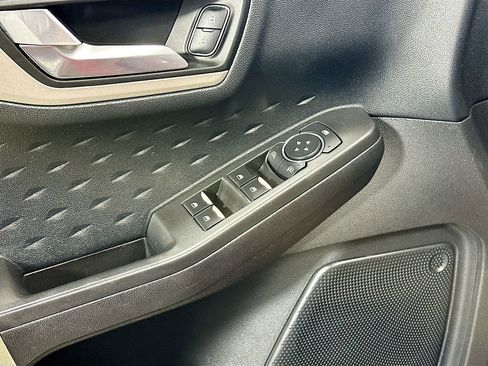 Used 2020 Ford Escape SE image 19