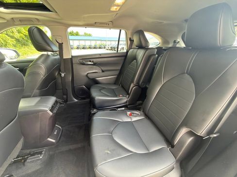 Used 2022 Toyota Highlander XLE AWD/4WD image 12