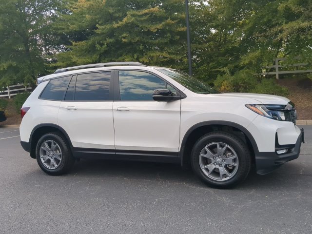 Used 2025 Honda Passport TrailSport image 2