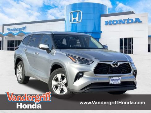 Used 2024 Toyota Highlander LE AWD/4WD image 1