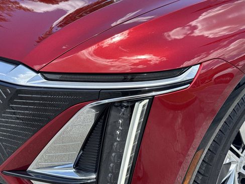 Used 2025 Cadillac Lyriq Luxury w/ LPO, Floor Liner Package AWD/4WD image 9
