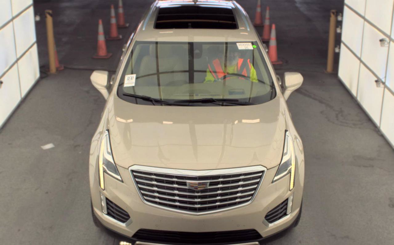 Used 2017 Cadillac XT5 Platinum AWD/4WD image 2