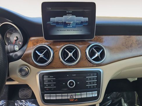 Used 2019 Mercedes-Benz GLA 250 4MATIC w/ Premium Package image 11