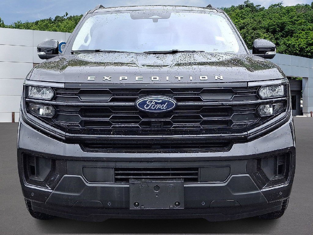 Used 2025 Ford Expedition Active AWD/4WD image 2