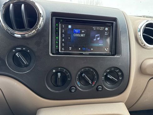 Used 2006 Ford Expedition XLT image 16