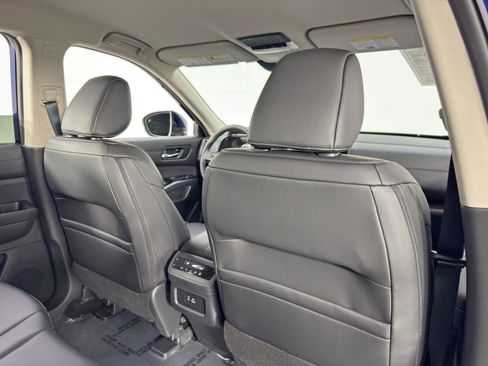 Used 2025 Nissan Pathfinder SL image 33