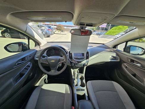 Used 2018 Chevrolet Cruze LT w/ Convenience Package image 15