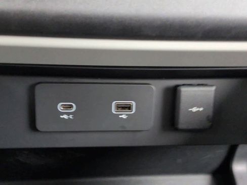 Used 2022 Land Rover Defender 110 SE image 34