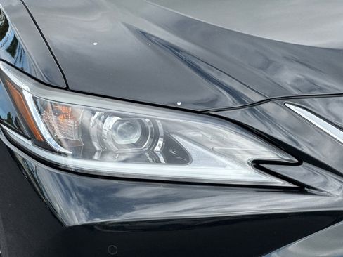 Used 2025 Lexus ES 300h w/ Premium Package FWD image 11