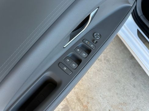 Used 2025 Hyundai Elantra SE image 10