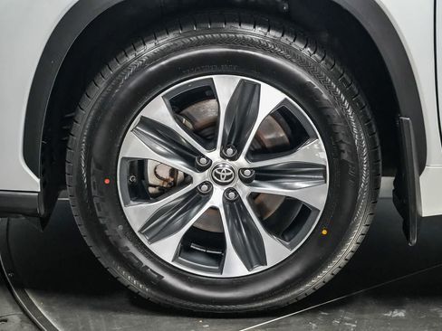 Used 2022 Toyota Highlander XLE AWD/4WD image 9