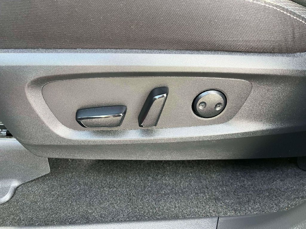 Used 2026 Nissan Pathfinder SV FWD image 30