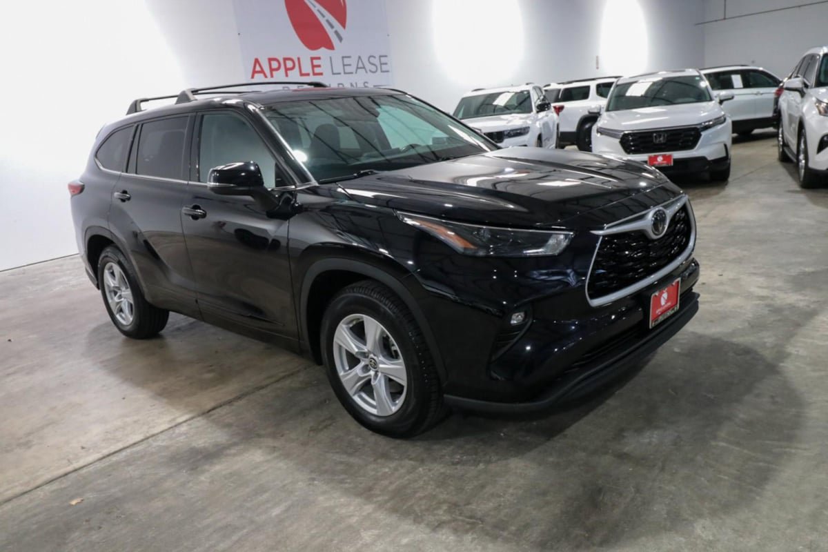 Used 2022 Toyota Highlander LE FWD image 3