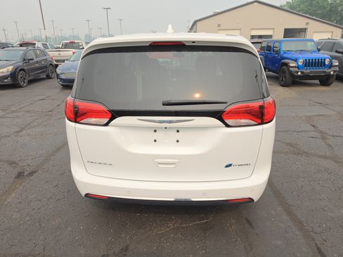 Used 2018 Chrysler Pacifica Touring Plus FWD image 4