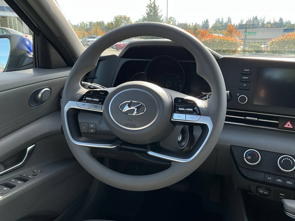 Used 2023 Hyundai Elantra SE w/ Preferred Accessory Package FWD image 19