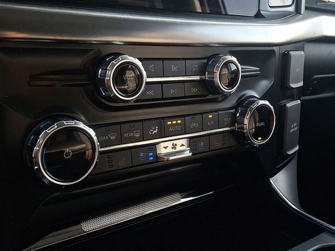 Used 2022 Ford F150 Lariat w/ Trailer Tow Package image 16