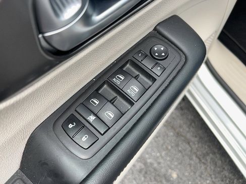 Used 2024 Chrysler Pacifica Touring-L FWD image 12