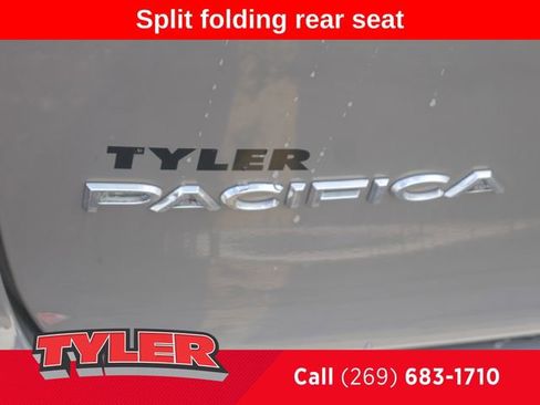 Used 2022 Chrysler Pacifica Touring-L FWD image 13