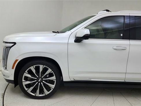 Used 2025 Cadillac Escalade ESV Premium Luxury Platinum image 9