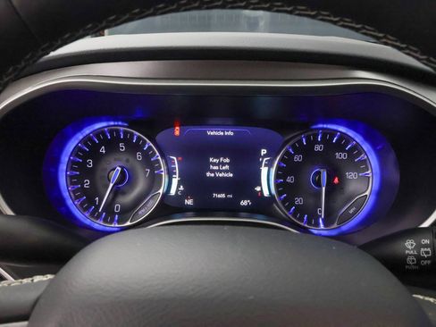 Used 2023 Chrysler Pacifica Touring-L FWD image 14