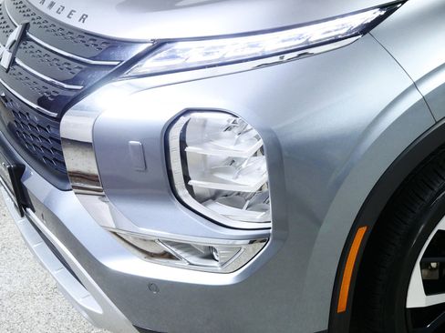 Used 2022 Mitsubishi Outlander SE image 16