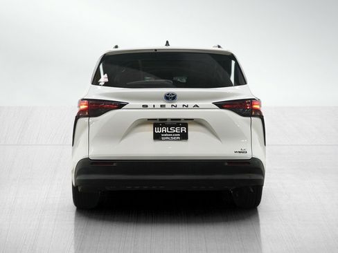 Used 2022 Toyota Sienna LE image 4