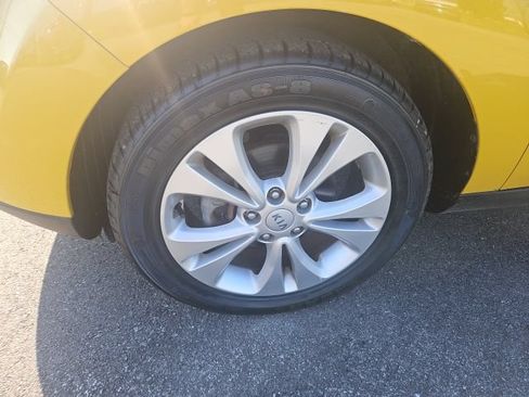 Used 2015 Kia Soul + FWD image 10