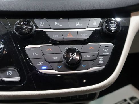 Used 2024 Chrysler Pacifica Touring-L FWD image 33