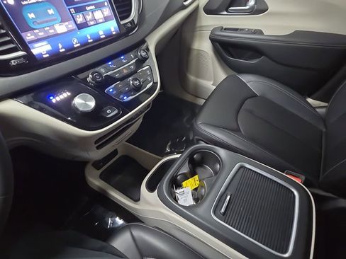 Used 2024 Chrysler Pacifica Touring-L FWD image 26